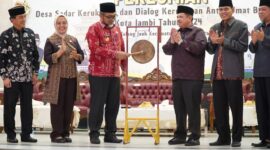 Pjs. Gubernur Jambi Sudirman membuka acara dialog kerukunan umat beragama.