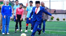 Gubernur Al Haris melakukan Kick Off Pembukaan Turnamen Mini Soccer ANTARA Cup 2024. (Foto: Kominfo Prov. Jambi).