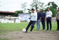 Gubernur Jambi Melakukan Tendangan Pertama Dalam Pembukaan Gubernur Cup 2025. (Dok. Diskominfo Jambi)