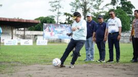 Gubernur Jambi Melakukan Tendangan Pertama Dalam Pembukaan Gubernur Cup 2025. (Dok. Diskominfo Jambi)