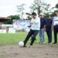 Gubernur Jambi Melakukan Tendangan Pertama Dalam Pembukaan Gubernur Cup 2025. (Dok. Diskominfo Jambi)