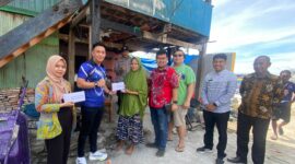 Haryanto Honoris saat memberikan sumbangan kepada korban kebakaran di jalan mawar kelurahan Pallantikang 