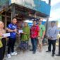 Haryanto Honoris saat memberikan sumbangan kepada korban kebakaran di jalan mawar kelurahan Pallantikang 