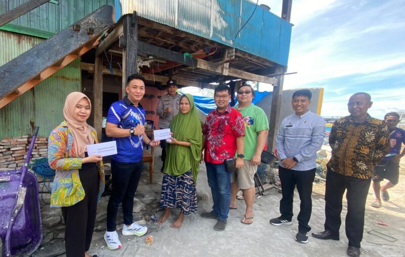 Haryanto Honoris saat memberikan sumbangan kepada korban kebakaran di jalan mawar kelurahan Pallantikang 