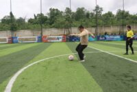 Gubernur Jambi Al Haris melakukan tendangan pertama pembukaan Turnamen Mini Soccer Gubernur Cup 2025. (Dok. Diskominfo Jambi)