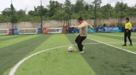 Gubernur Jambi Al Haris melakukan tendangan pertama pembukaan Turnamen Mini Soccer Gubernur Cup 2025. (Dok. Diskominfo Jambi)