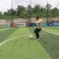 Gubernur Jambi Al Haris melakukan tendangan pertama pembukaan Turnamen Mini Soccer Gubernur Cup 2025. (Dok. Diskominfo Jambi)