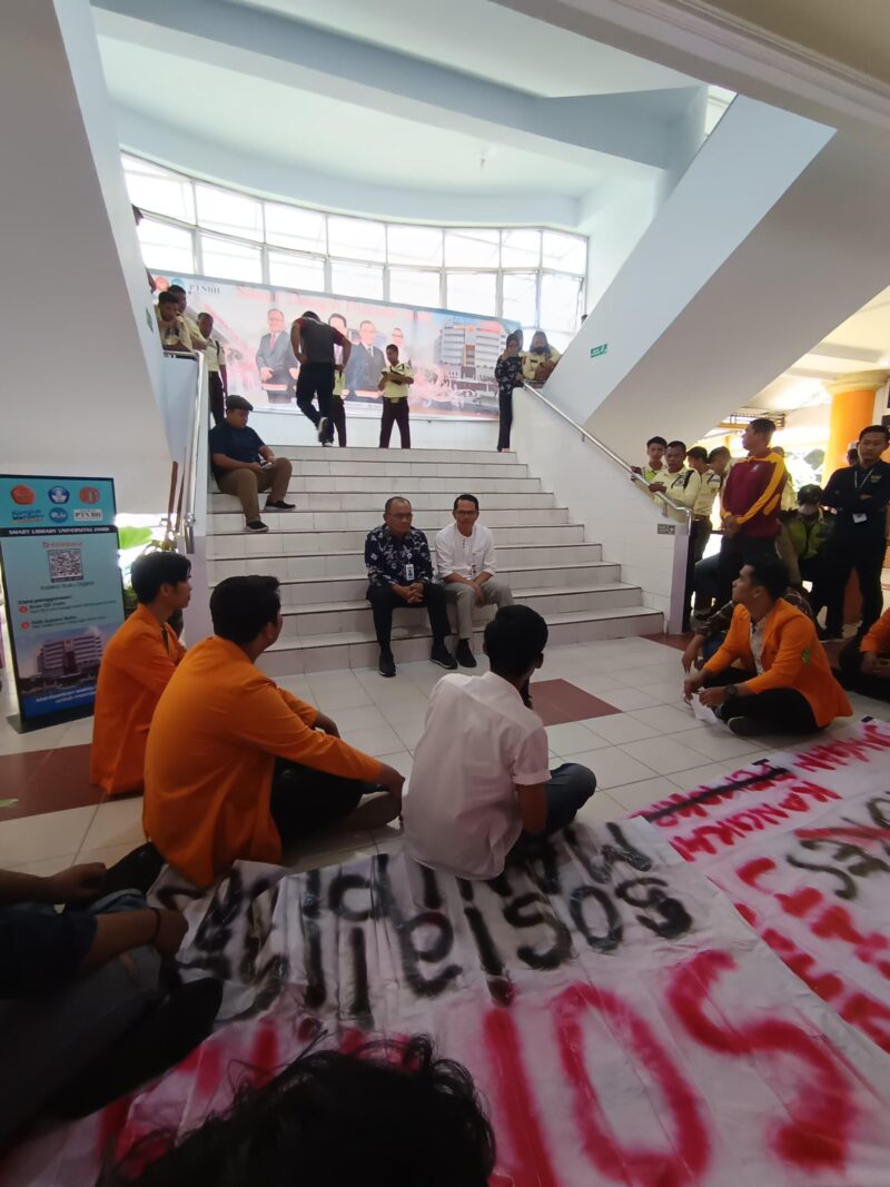 Aliansi Mahasiswa Unja Peduli Demokrasi melakukan Dialog bersama Rektor Unja. (dok. Ist).