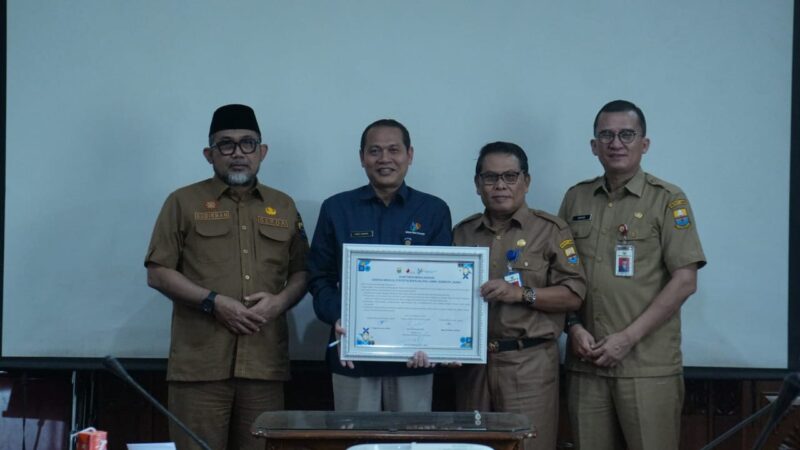 Sekda Provinsi Jambi, Kepala BPS Provinsi Jambi, Kepala Bappeda, Kadis Kominfo Provinsi Jambi Foto Bersama Usai Penandatangan Komitmen Sinergitas. (dok. Kominfo Prov. Jambi)