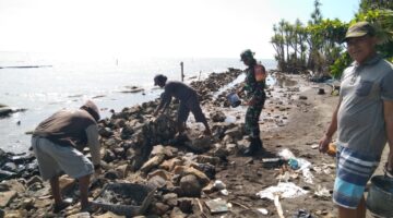 Wujud Kepedulian, Babinsa Koramil 1426-06/Mapsu Bersama Warga Kerja Bakti Buat Pondasi Penahan Ombak