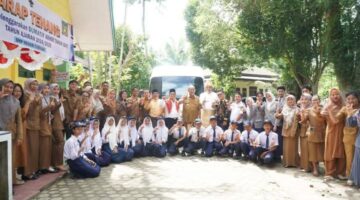 PLT Kepala Dinas Pendidikan Gembira Ginting Dampingi Bupati Langkat H.Ondim Serahkan Bus Sekolah Gratis, Komitmen Tingkatan Akses Pendidikan