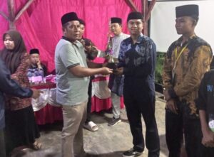 Kepala Desa Sei Musam Pembangunan Hermanto Tarigan memberikan Hadia Bagi Pemenang MTQ ke 58 Tahun 2025