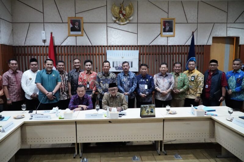 Gubernur Jambi beserta Bupati/Walikota se-Provinsi Jambi temui Mendikdasmen.