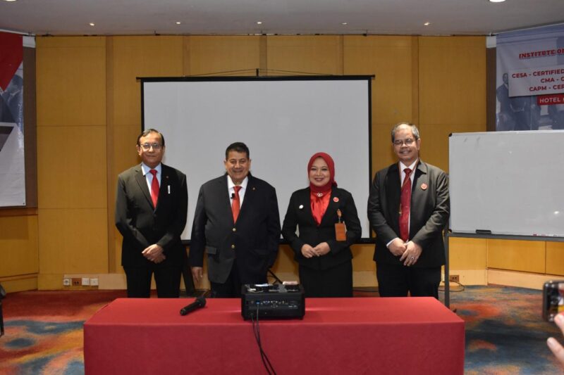 Dr Kiri 

Dr. Chris D’Zousa (CFO ICMA Australia)
Prof. Dr. Janek Ratnatunga (CEO ICMA Australia)
Dr. Ana Sopanah, CMA (Direktur PT. RAD Indonesia
Dr. Harnovinsah, CMA (Dekan FEB Univ Pancasila)