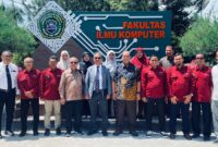 Tim Asesor Lam Infokom foto bersama dengan Dekan dan Dosen Fikom