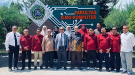 Tim Asesor Lam Infokom foto bersama dengan Dekan dan Dosen Fikom