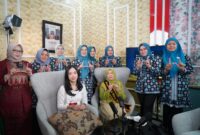 Bunda PAUD Provinsi Jambi Hj. Hesnidar Haris saat Podcast PAUD Inklusif untuk Suku Anak Dalam. Foto: Kominfo Provinsi Jambi.