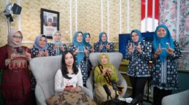 Bunda PAUD Provinsi Jambi Hj. Hesnidar Haris saat Podcast PAUD Inklusif untuk Suku Anak Dalam. Foto: Kominfo Provinsi Jambi.