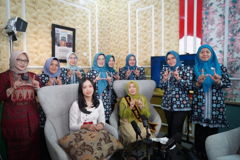 Bunda PAUD Provinsi Jambi Hj. Hesnidar Haris saat Podcast PAUD Inklusif untuk Suku Anak Dalam. Foto: Kominfo Provinsi Jambi.