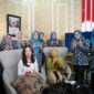 Bunda PAUD Provinsi Jambi Hj. Hesnidar Haris saat Podcast PAUD Inklusif untuk Suku Anak Dalam. Foto: Kominfo Provinsi Jambi.