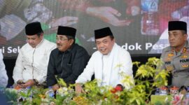 Gubernur Al Haris didampingi Kanwil Kemenag Jambi Mahbub Daryanto dan Bupati Tanjab Barat KH. Anwar Sadat dalam peringatan Maulid Nabi Muhammad SAW di Pondok Pesantren Kumpeh Daaru At-Tauhid