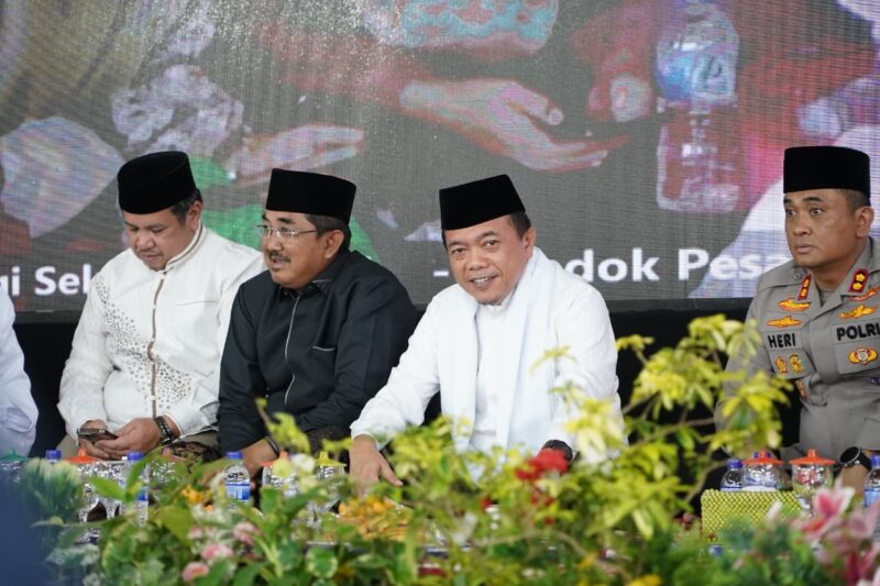 Gubernur Al Haris didampingi Kanwil Kemenag Jambi Mahbub Daryanto dan Bupati Tanjab Barat KH. Anwar Sadat dalam peringatan Maulid Nabi Muhammad SAW di Pondok Pesantren Kumpeh Daaru At-Tauhid