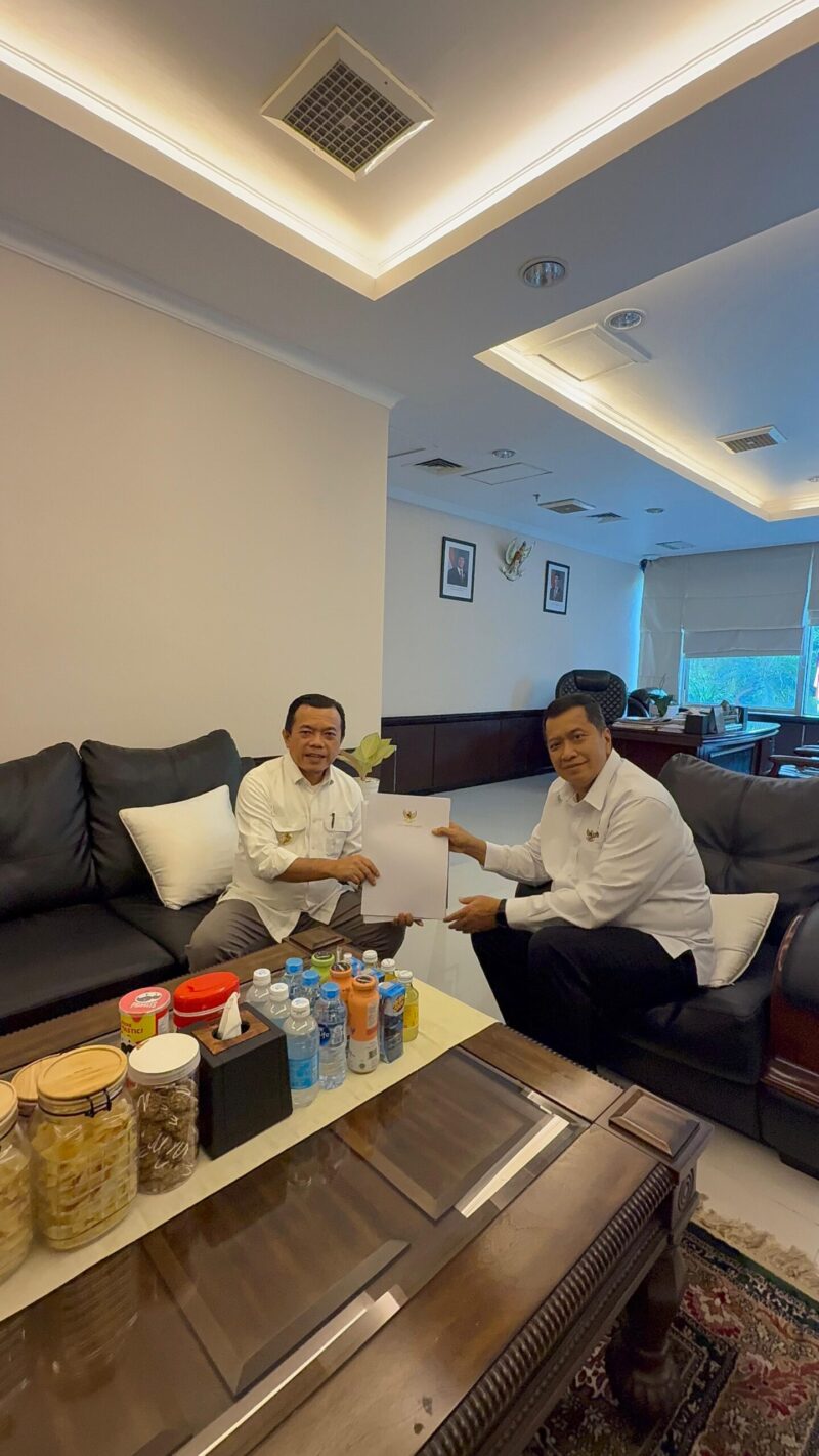 Gubernur Al Haris Disambut Wakil Menteri PANRB Purwadi Arianto, Kedatangan Gubernur Al Haris Terkait Penyelesaian Pengusulan PPPK Paruh Waktu di Lingkup Pemerintah Provinsi Jambi. Foto dok. Kominfo Provinsi Jambi.