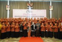 H. Sudirman, Hj. Hesnidar Haris, Ririn Novianty Foto Bersama Sekjen DPP Kaukus Perempuan Politik Indonesia Usai Pelantikan. Foto dok. Kominfo Provinsi Jambi.