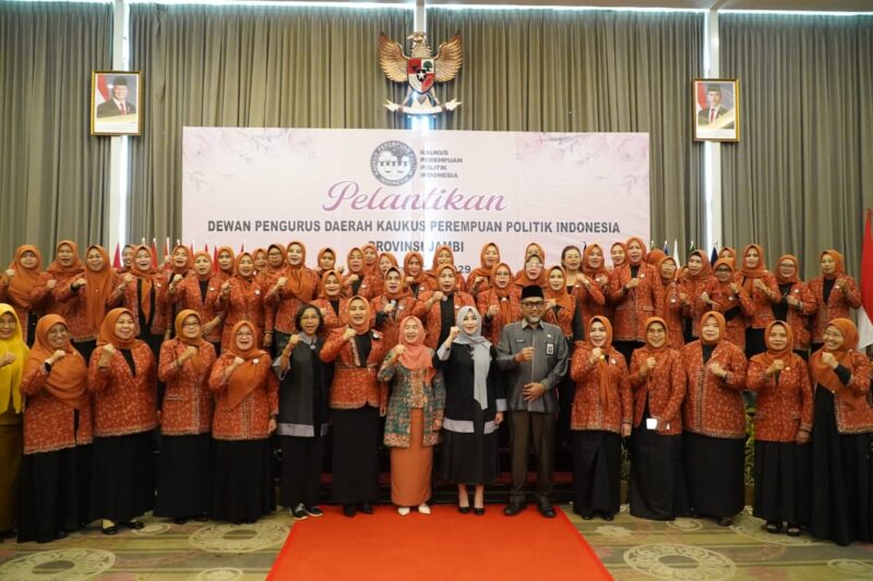 H. Sudirman, Hj. Hesnidar Haris, Ririn Novianty Foto Bersama Sekjen DPP Kaukus Perempuan Politik Indonesia Usai Pelantikan. Foto dok. Kominfo Provinsi Jambi.