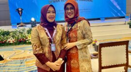 Hj. Hesnidar Haris Bersama Hj. Iin Kurniasih Sudirman Foto Bersama Usai Rakernas Dewan Kerajinan Nasional (Dekranas)