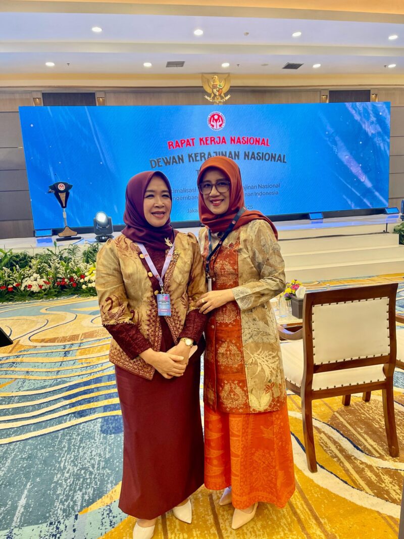 Hj. Hesnidar Haris Bersama Hj. Iin Kurniasih Sudirman Foto Bersama Usai Rakernas Dewan Kerajinan Nasional (Dekranas)