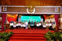 Wakil Gubernur Jambi, Abdullah Sani Melakukan Foto Bersama Usai Rapat Koordinasi Daerah Badan Amil Zakat Daerah (BAZNAS) se-Provinsi Jambi.