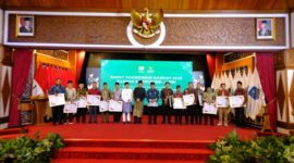 Wakil Gubernur Jambi, Abdullah Sani Melakukan Foto Bersama Usai Rapat Koordinasi Daerah Badan Amil Zakat Daerah (BAZNAS) se-Provinsi Jambi.