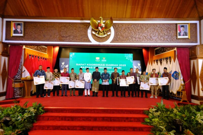 Wakil Gubernur Jambi, Abdullah Sani Melakukan Foto Bersama Usai Rapat Koordinasi Daerah Badan Amil Zakat Daerah (BAZNAS) se-Provinsi Jambi.