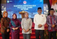 Hesti Haris Foto Bersama Usai Melaksanakan Rakerda Dekranasda se-Provinsi Jambi dan Melakukan Penandatanganan Kerja Sama Dengan TVRI Untuk Kemajuan Kriya Jambi Menuju Pasar Dunia