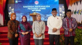 Hesti Haris Foto Bersama Usai Melaksanakan Rakerda Dekranasda se-Provinsi Jambi dan Melakukan Penandatanganan Kerja Sama Dengan TVRI Untuk Kemajuan Kriya Jambi Menuju Pasar Dunia