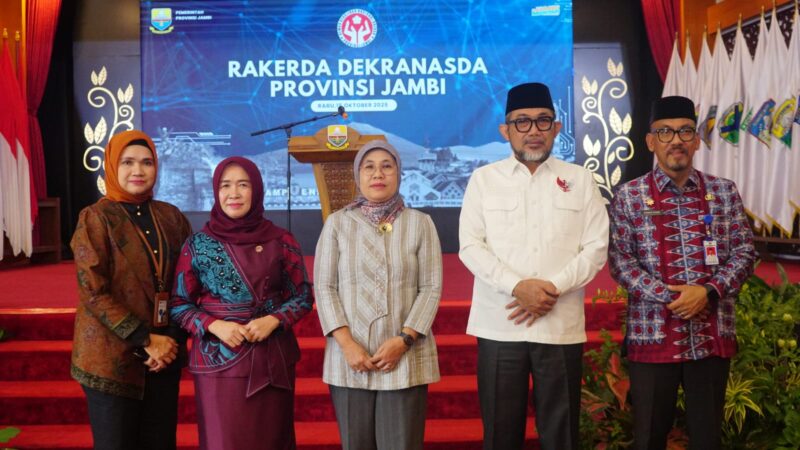 Hesti Haris Foto Bersama Usai Melaksanakan Rakerda Dekranasda se-Provinsi Jambi dan Melakukan Penandatanganan Kerja Sama Dengan TVRI Untuk Kemajuan Kriya Jambi Menuju Pasar Dunia