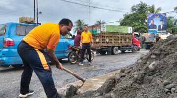 Bersama Warga, Personil Polsek Tanjung Pura Timbun Jalan Berlubang Demi Cegah Laka Lantas
