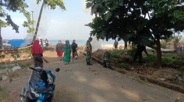 Koramil 1426-03/Galut Bersama Warga Gotong Royong Bersihkan Saluran Air Dan Bahu Jalan