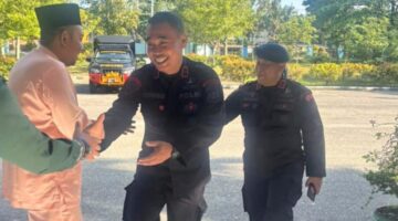 Brimob Polda Riau Lakukan Penyemprotan Disinfektan di SMA Negeri Plus Provinsi Riau