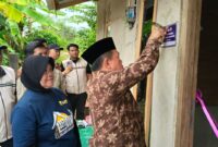 Al Haris Pasang Plat Peneng Program Bedah Rumah di Kabupaten Merangin