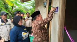 Al Haris Pasang Plat Peneng Program Bedah Rumah di Kabupaten Merangin