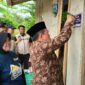 Al Haris Pasang Plat Peneng Program Bedah Rumah di Kabupaten Merangin