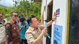Gubernur Al Haris Melakukan Pemasangan Plat Peneng Bedah Rumah Didampingi Walikota Sungai Penuh Alfin