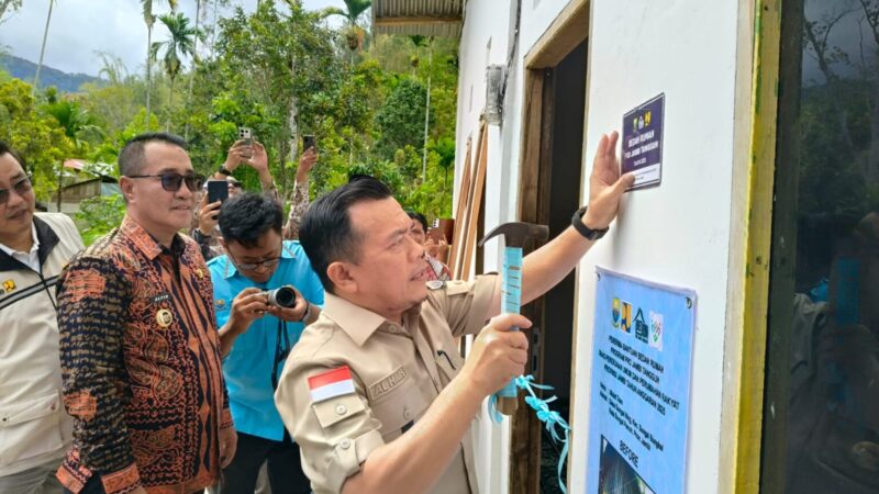 Gubernur Al Haris Melakukan Pemasangan Plat Peneng Bedah Rumah Didampingi Walikota Sungai Penuh Alfin