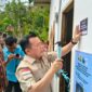 Gubernur Al Haris Melakukan Pemasangan Plat Peneng Bedah Rumah Didampingi Walikota Sungai Penuh Alfin