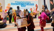 Hesti Haris Usai Menerima Penghargaan Nasional Sebagai Bunda PAUD Kategori Peduli PAUD Tahun 2025.