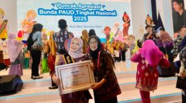 Hesti Haris Usai Menerima Penghargaan Nasional Sebagai Bunda PAUD Kategori Peduli PAUD Tahun 2025.