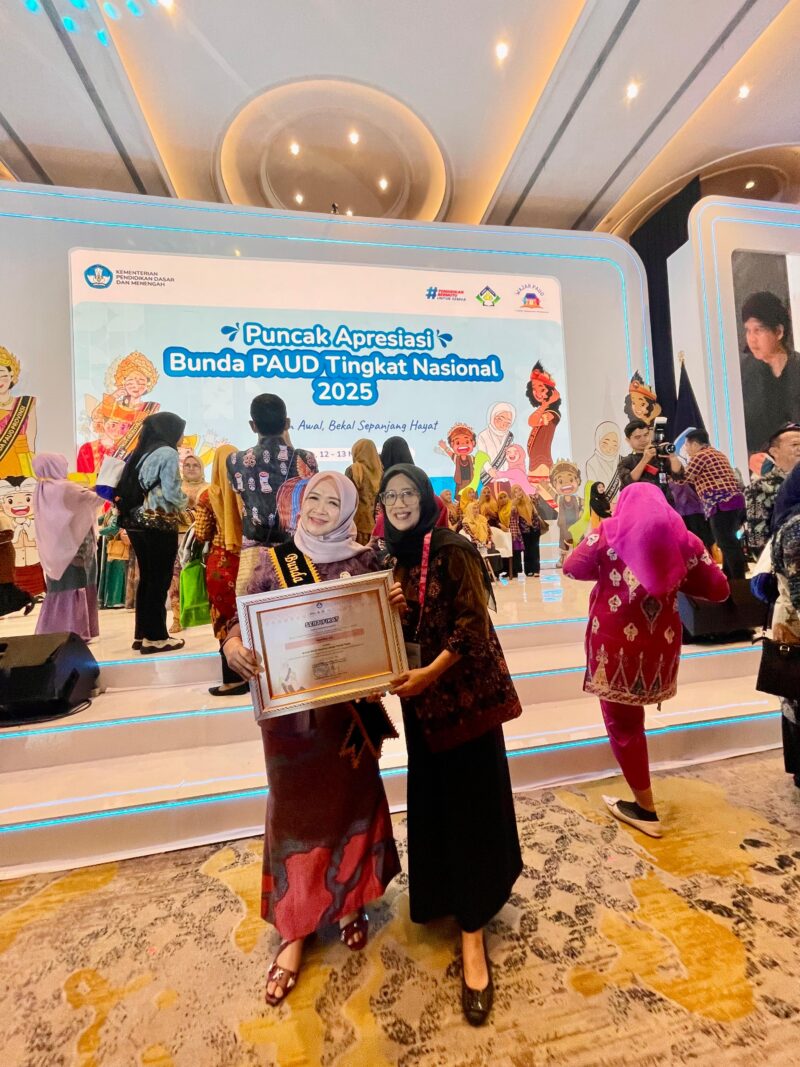Hesti Haris Usai Menerima Penghargaan Nasional Sebagai Bunda PAUD Kategori Peduli PAUD Tahun 2025.