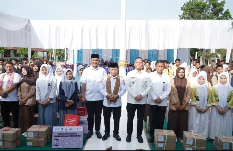 Al Haris Didampingi Hurmin dan Gerry Usai Penyerahan Bantuan Pendidikan Pro Jambi Cerdas